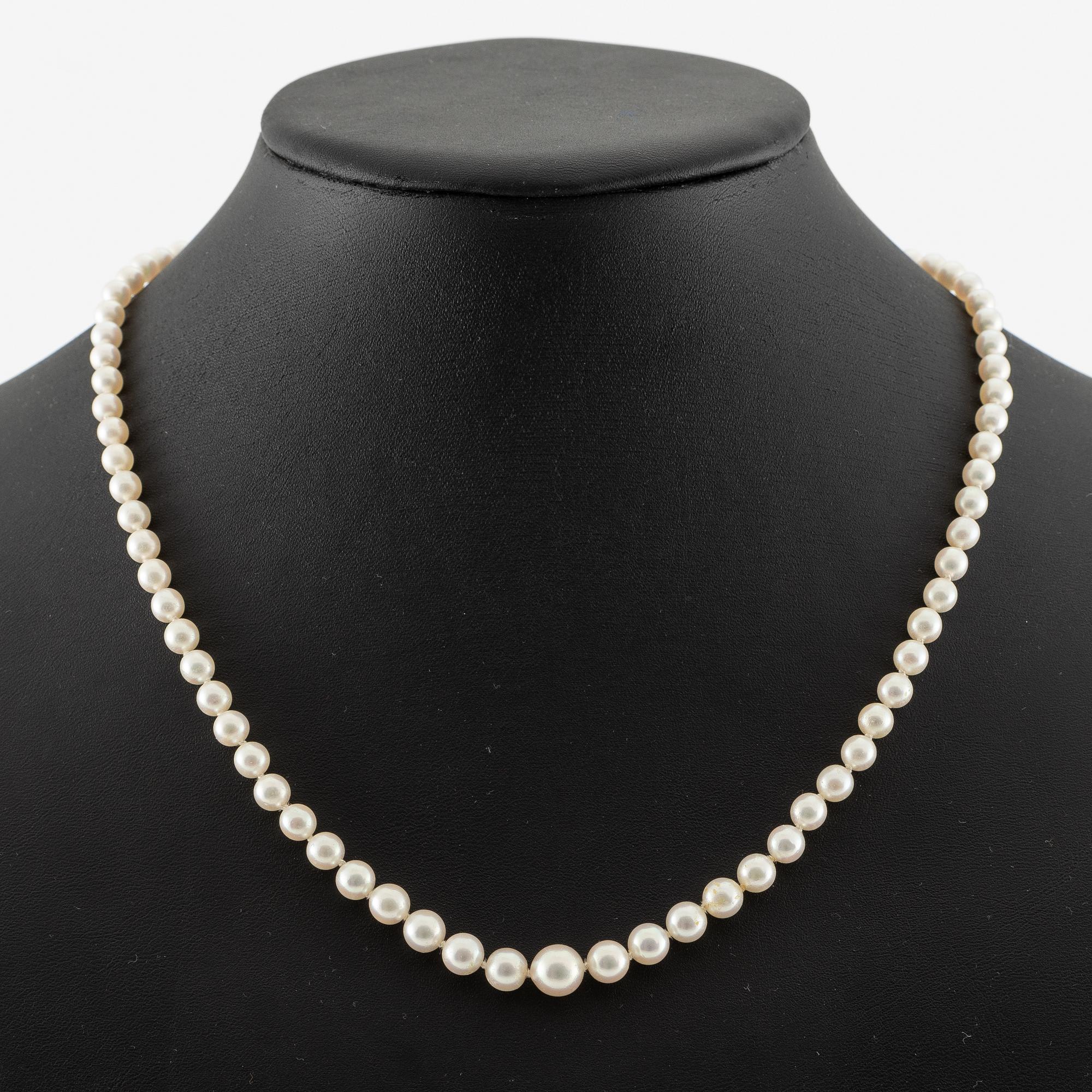 Necklace with graduated cultured pearls, clasp 18K gold.