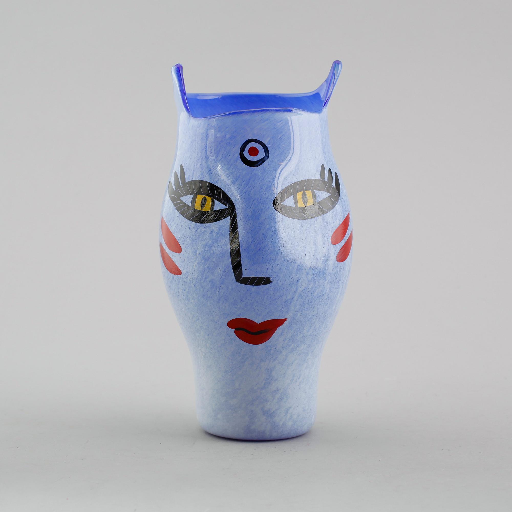 VAS, glas, Ulrica Hydman-Vallien, Kosta Boda, signerad.