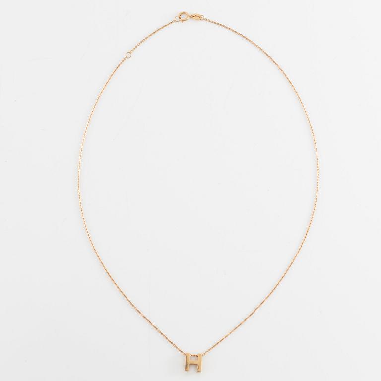 Collier, 18K guld med en berlock av bokstaven H.