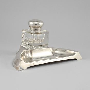SKRIVBORDSGARNITYR, silver och glas, K. Andersson, Göteborg, 1915.