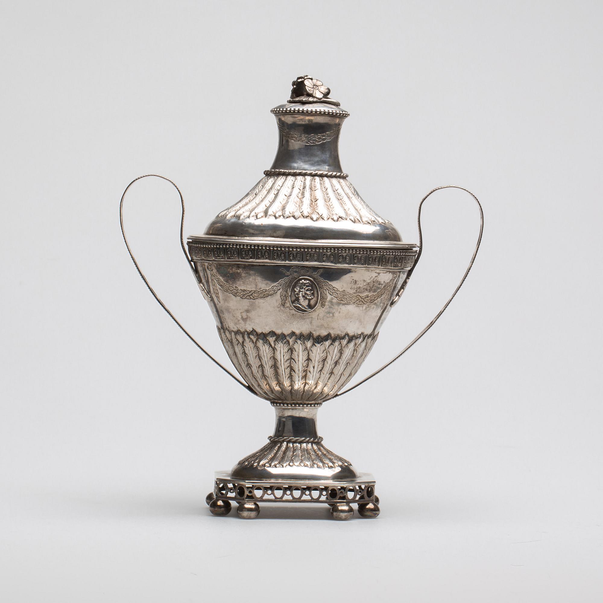 STRÖSOCKERSKÅL, silver, Peter Pihl, Västervik, 1800. Vikt ca 827 g.