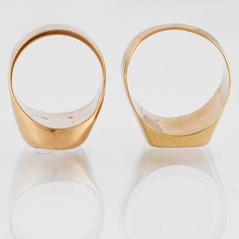 RINGAR, 2 st, 18K guld samt en liten fasettslipad vit sten. Vikt 20,2 gram.