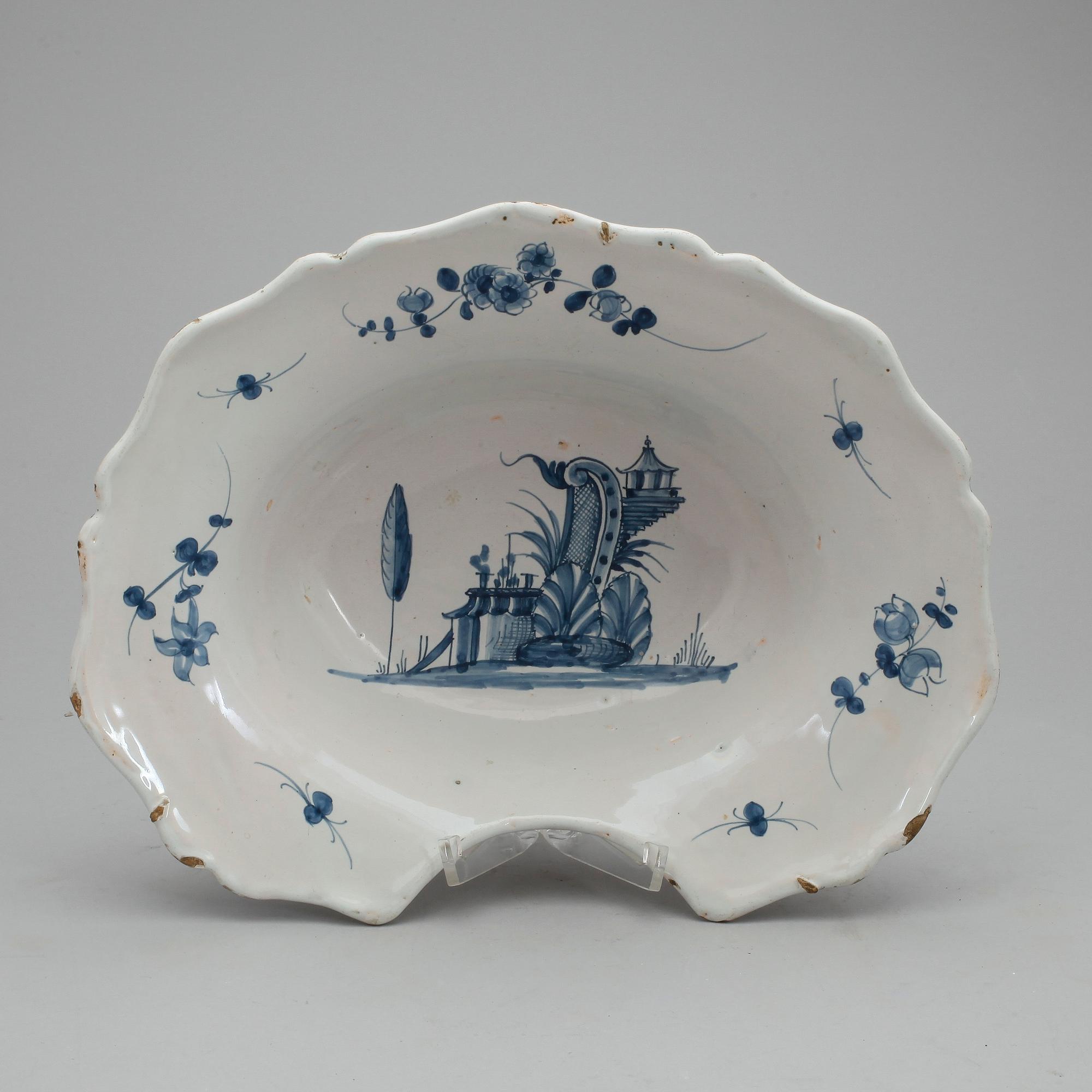 TVÄTTFAT, fajans, sannolikt Frankrike, 1700-tal.