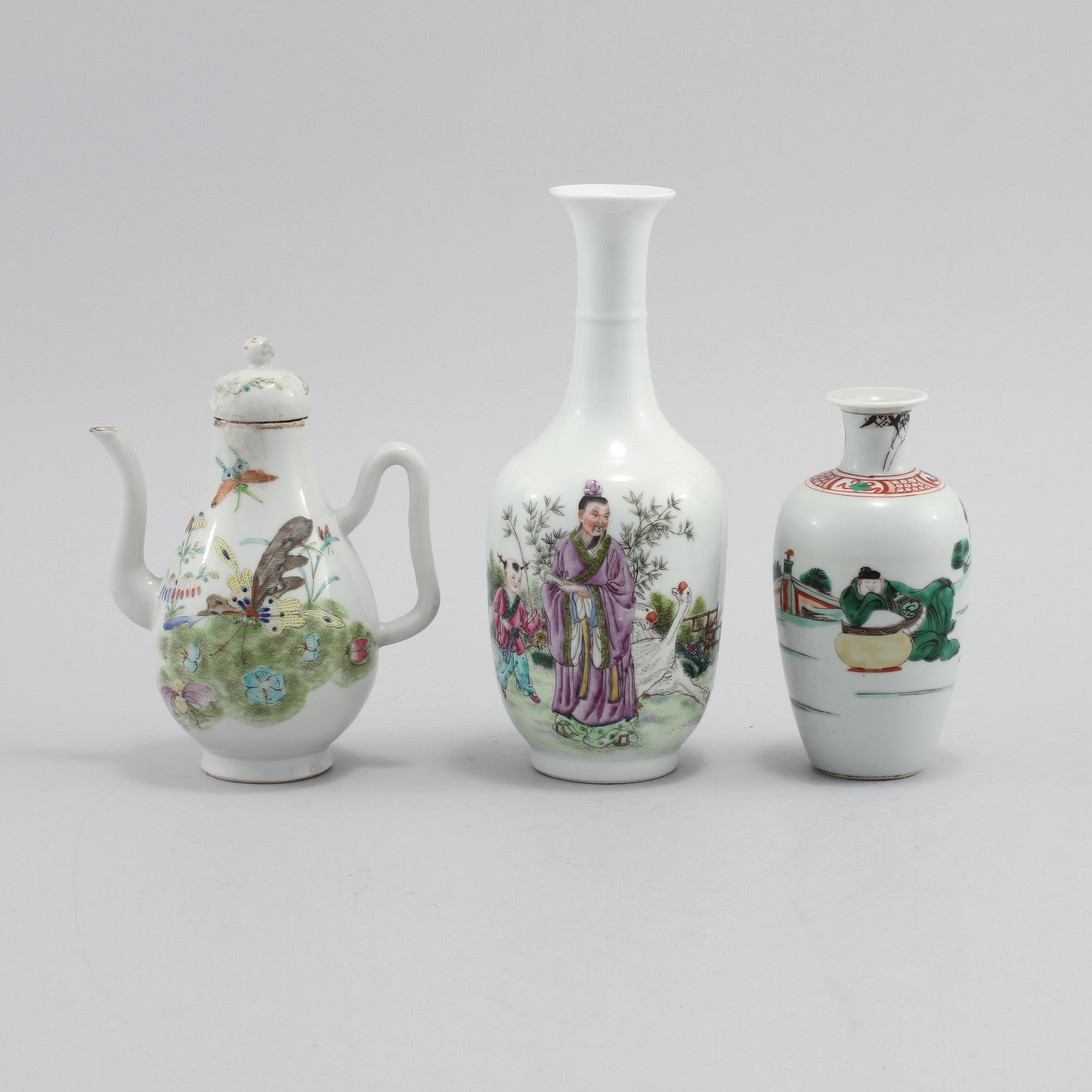 VASER, 2 st samt KANNA, porslin, Kina, 1900-tal.
