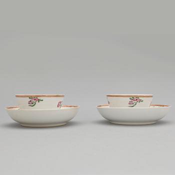 KOPPAR MED FAT, ett par, porslin, Qianlong (1736-95).