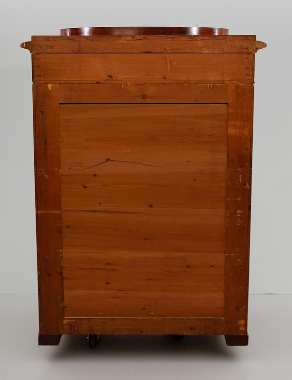 CHIFFONJÉ, nygotik, 1800-talets första hälft.