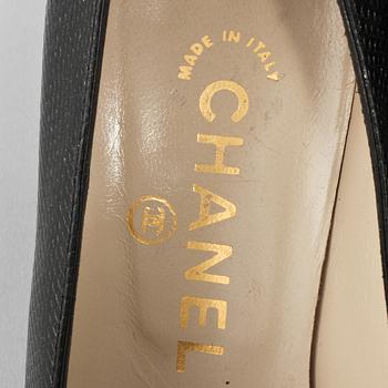 SKOR, två par Chanel.