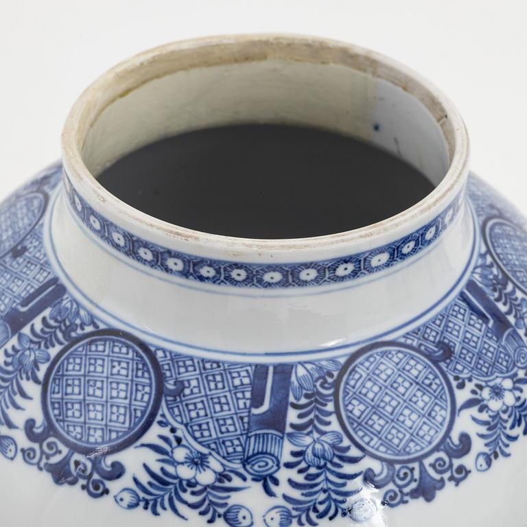 A pair of blue and white Chinese porcelain jars with covers. Qing dynasty, Qianlong (1736-95).