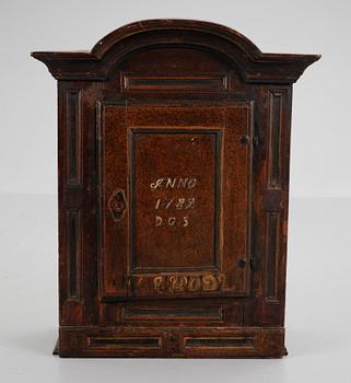 VÄGGSKÅP, allmoge, bär dat 1782.
