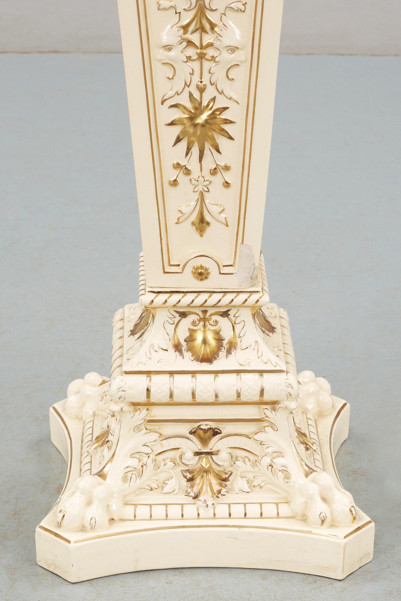PIEDESTAL samt URNA MED LOCK, majolika, nyrenässans, Rörstrand, 1800-talets slut.