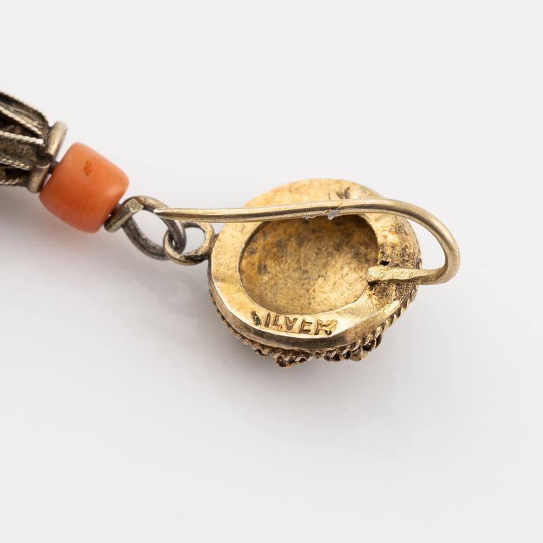 Earrings and necklace, with coral.