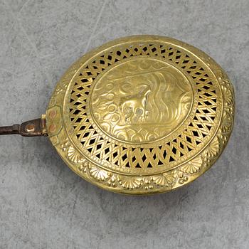 SÄNGVÄRMARE och GLÖDTÅNG, smide och mässing, 1700-tal.