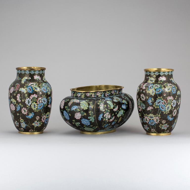 VASER, ett par, samt RÖKELSEKAR, cloissonné, Kina, 1900-tal.
