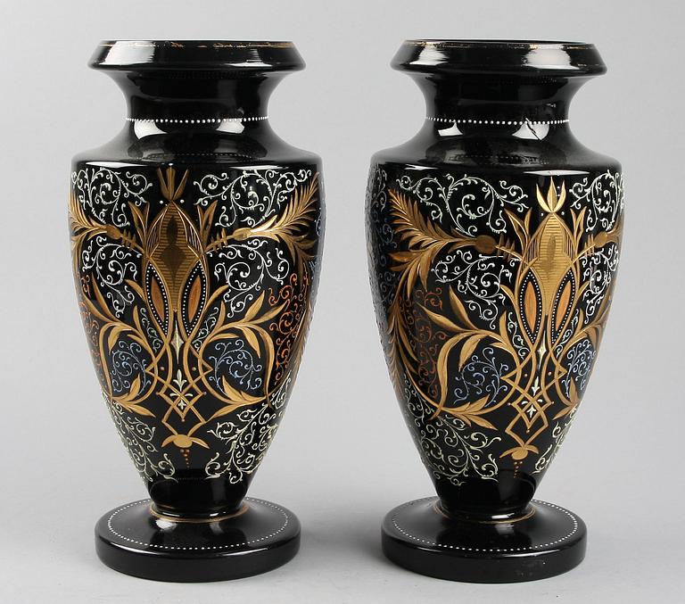 PRAKTURNOR, ett par. Glas, Baltikum 1800/1900-tal.
