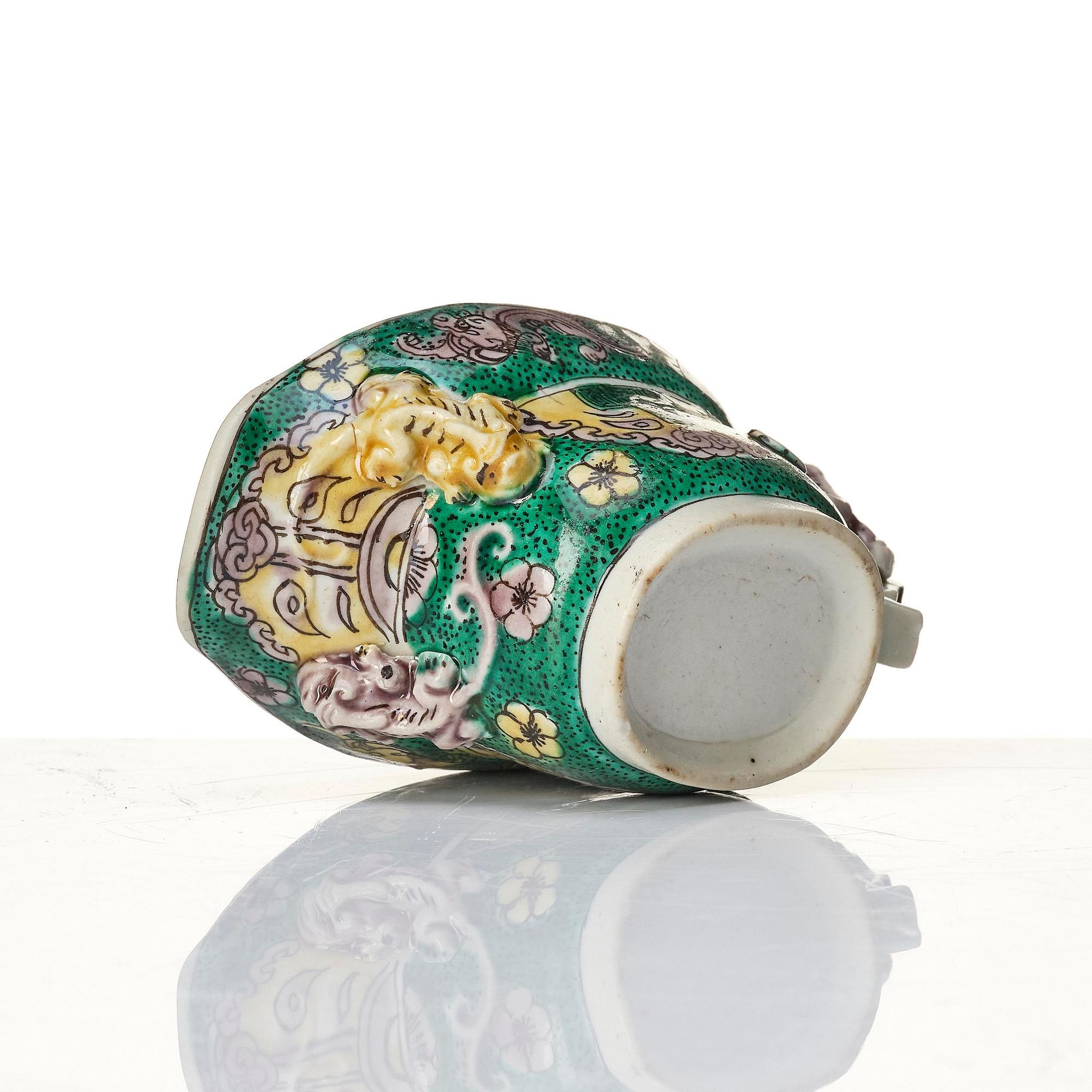 Bägare, biskviporslin. Qingdynastin, Kangxi (1662-1722).