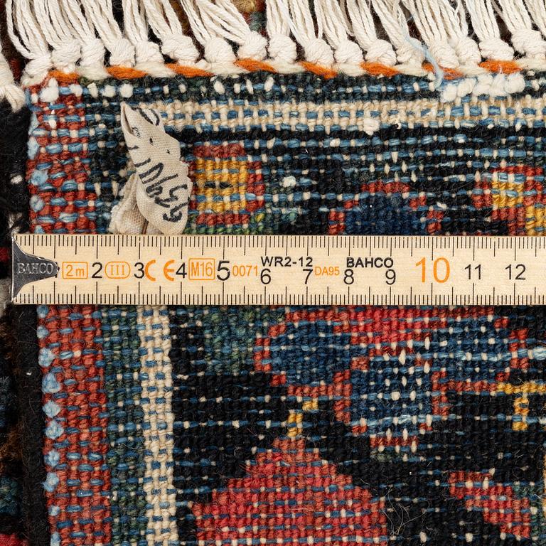 A Chahâr Mahal Bakhtiar carpet, semi-antique, c. 290 x 210 cm.
