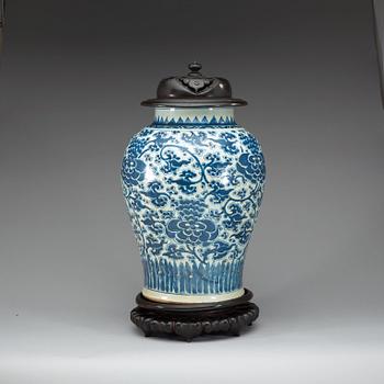 A large blue and white jar, Qing dynasty, Kangxi (1662-1722).