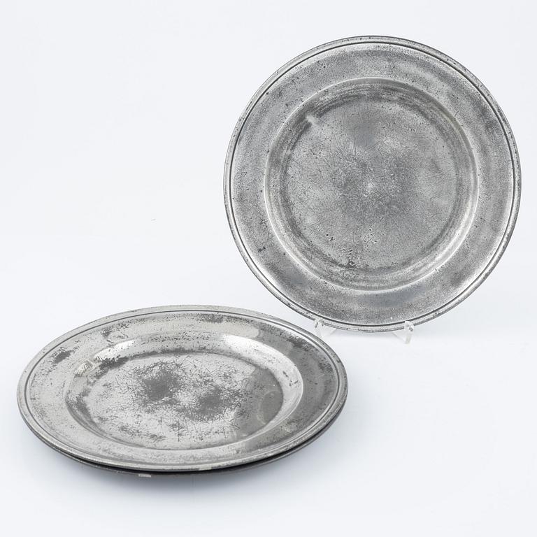 Fat, tallrikar 7 st, skålar 3 st, tenn, mestadels England, 17/1800-tal.