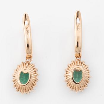 Earrings in 18K rose gold with emeralds and brilliant-cut diamonds.