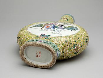 PILGRIMSFLASKA, porslin, Kina 1900-tal.