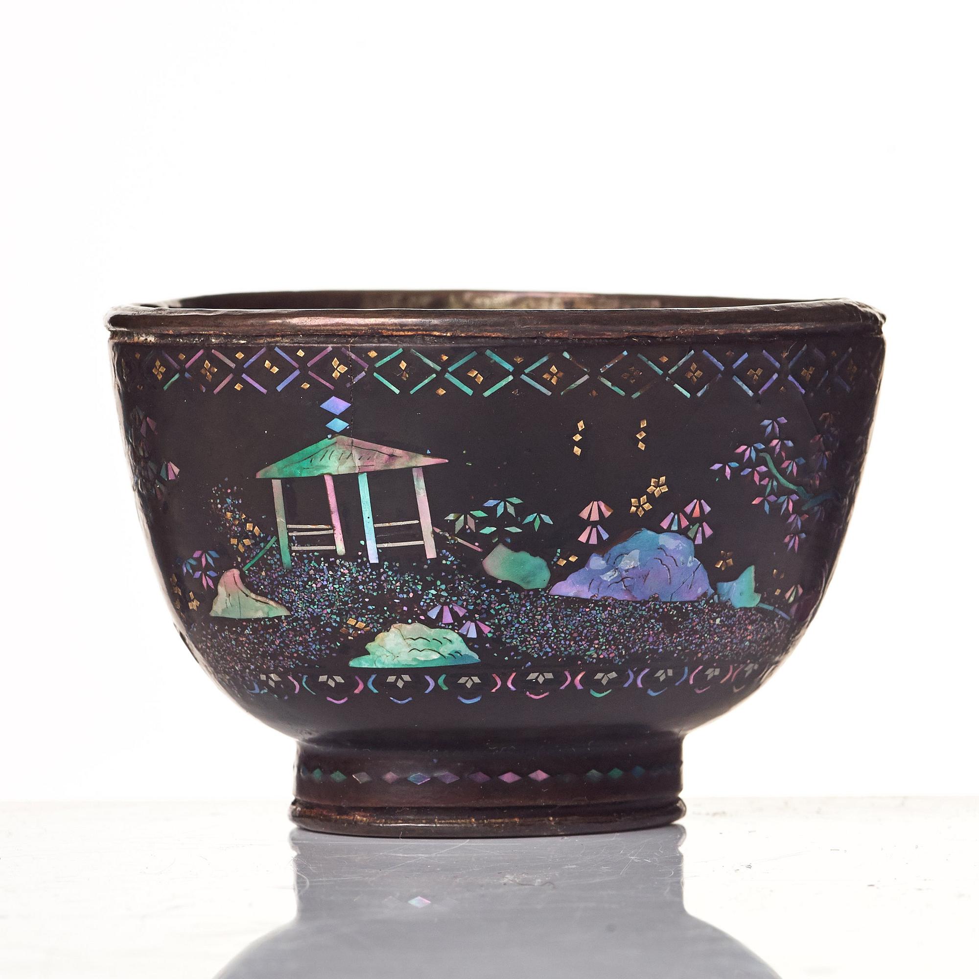 A peach shaped lacque burgaute bowl, 18th Century.