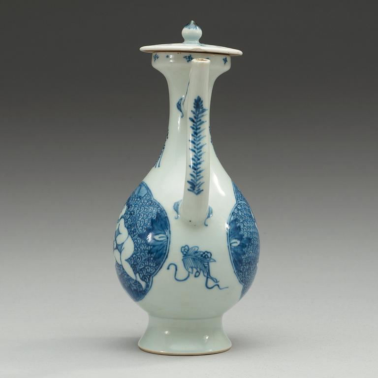 A blue and white ewer with cover, Qing dynasty.