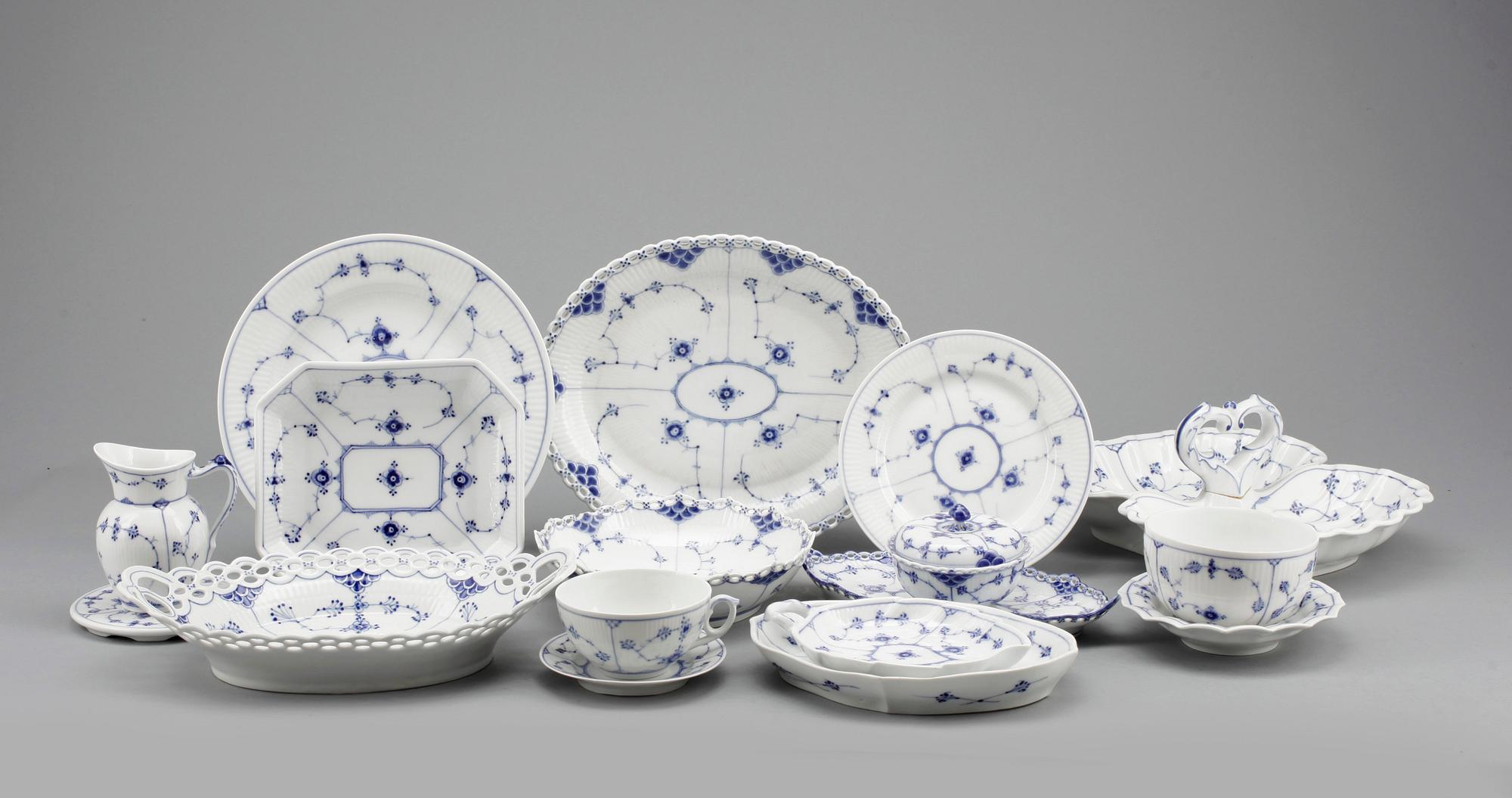 SERVISDELAR, 61 delar, "Musselmalet", Royal Copenhagen, flertal delar omkring sekelskiftet 1900.