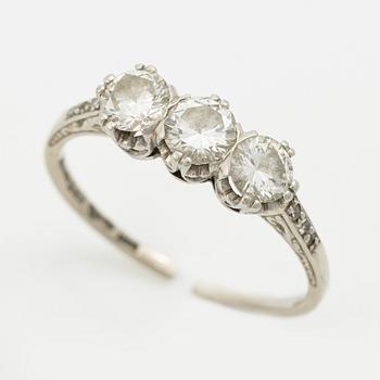 Ring, three-stone ring, 18K white gold set with three brilliant-cut diamonds.