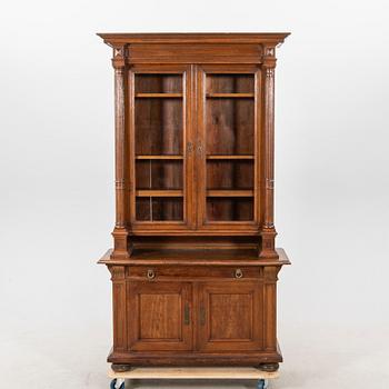 An oak bookcase around 1900.