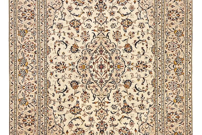 A Kashan carpet, a. 292 x 195 cm.