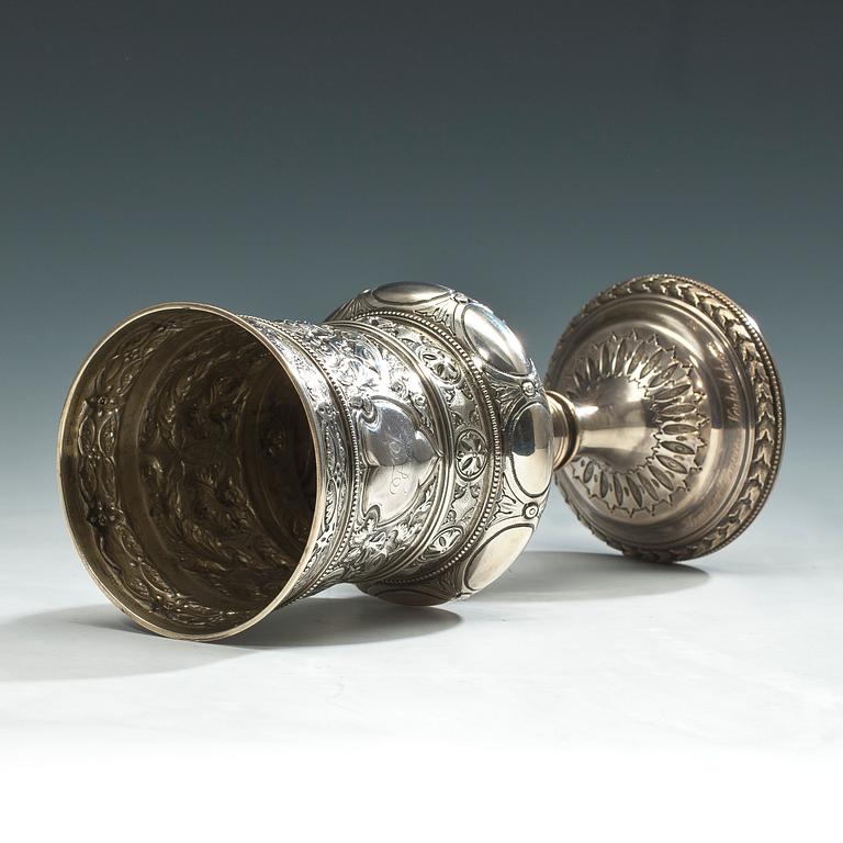 BÄGARE PÅ FOT, sterling silver, London 1871. Vikt 340 g.