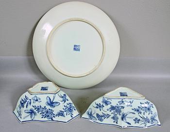 SKÅLAR, 2 st, samt FAT, porslin, Kina, 1900-tal.