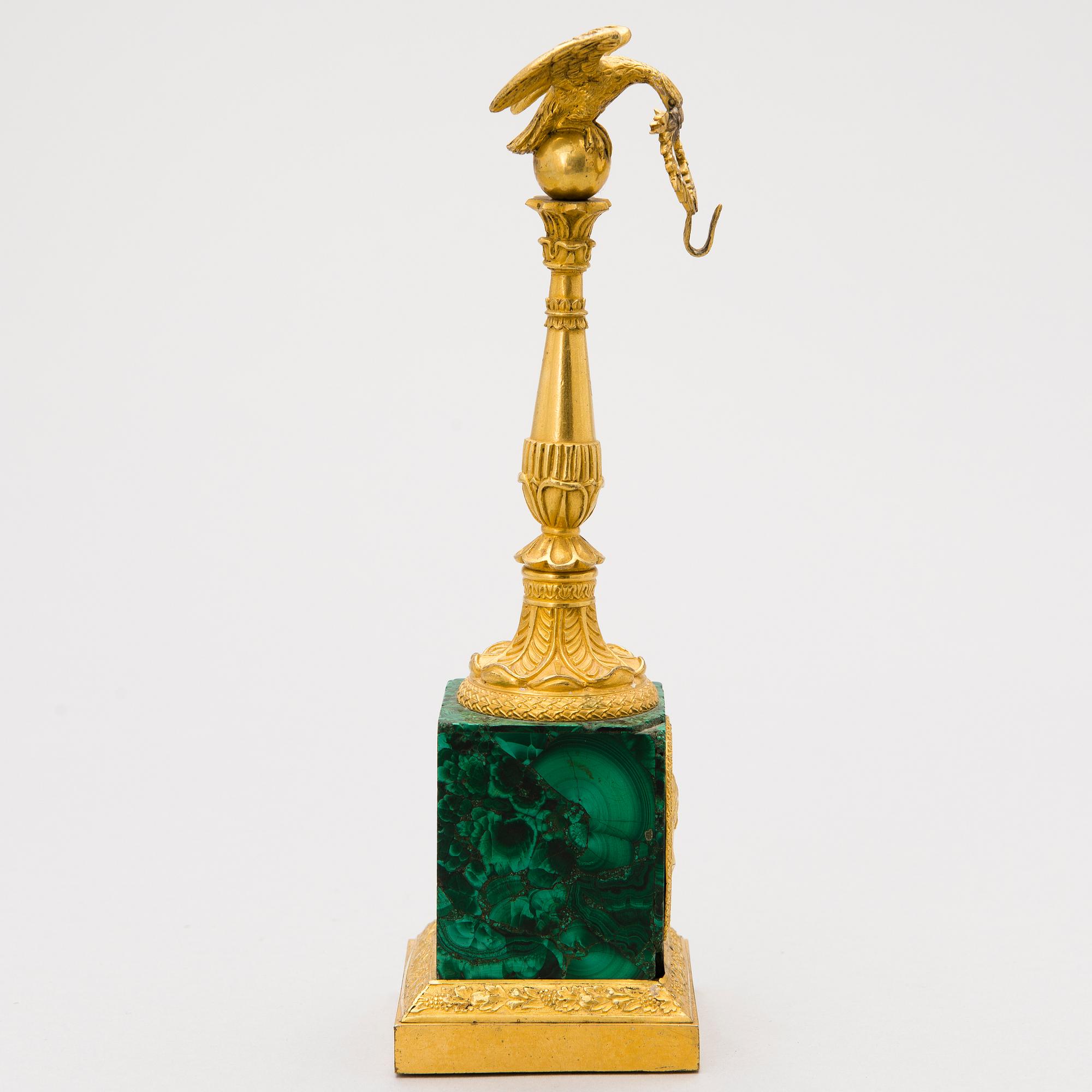 KLOCKSTÄLL, förgylld brons och malakit, Ryssland, 1800-talets första hälft.