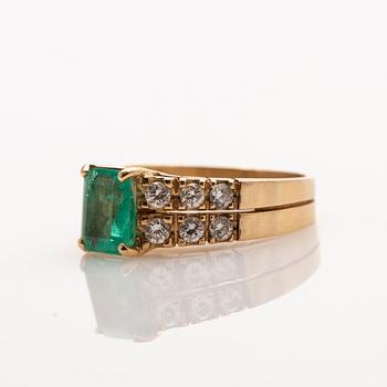 Ring, 18K gold with an emerald set in it and 12 brilliant-cut diamonds.