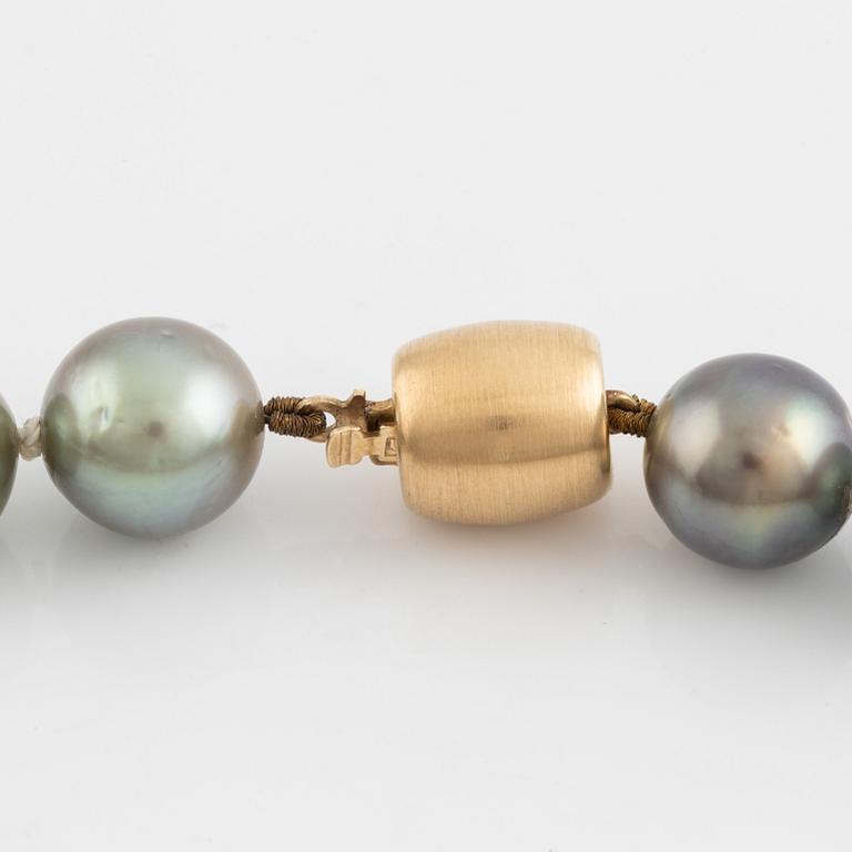 Cultured Tahiti- and South sea pearl necklace, clasp 18K gold.