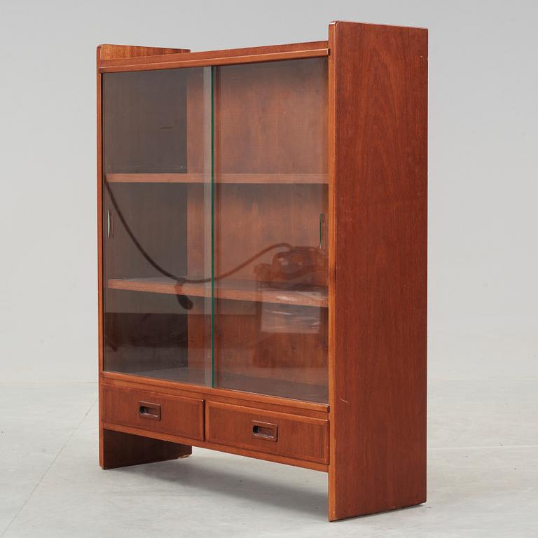 SKÅP MED VITRIN, 1900-talets andra hälft.