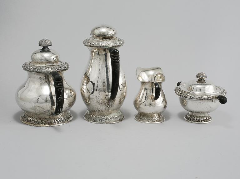 KAFFE- och TESERVIS, 4 delar, silver, svenska importstämplar, 1900-talets första hälft, total vikt 2070 g.