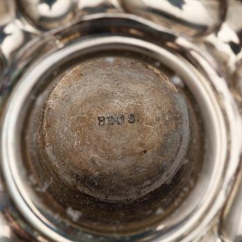 KANDELABRAR, ett par, silver, rokokostil, svenska importstämplar, 1900-talets andra hälft.