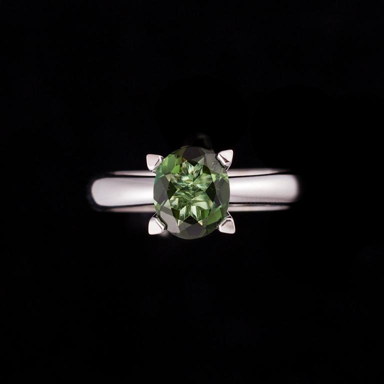 RING, 18K vitguld, grön turmalin. Vikt ca 6,1 g.