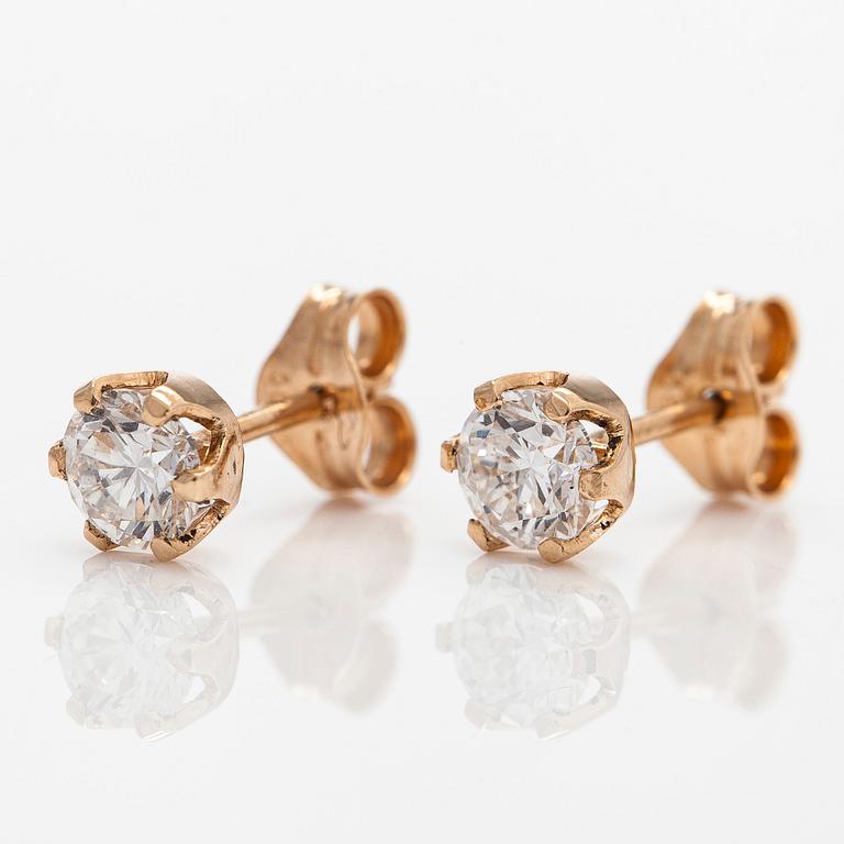 A pair of 14K gold earrings with brilliant-cut diamonds totalling approx. 0.60 ct, with GIA dossier.