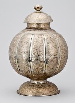 LOCKURNA, låghaltigt silver, orientalisk, 1900-tal, vikt ca 1100g.