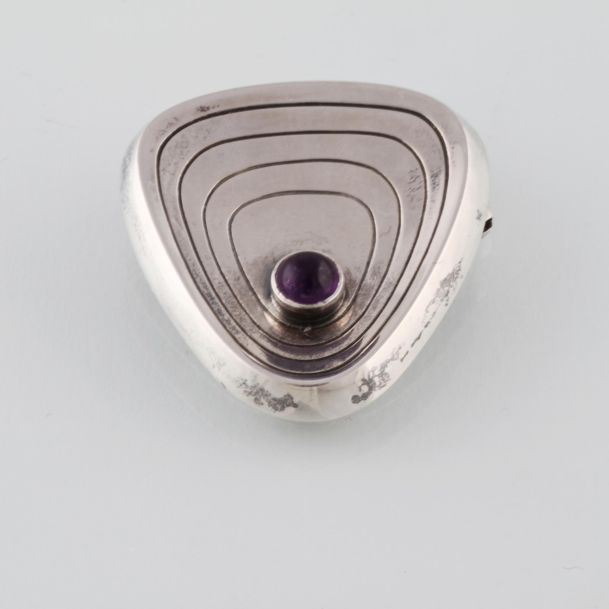 BROSCH, silver med cabochonslipad ametist, Sven Arne Gillgren för Gustav Dahlgren & Co, Malmö, 1955. Vikt 11,7 gram.