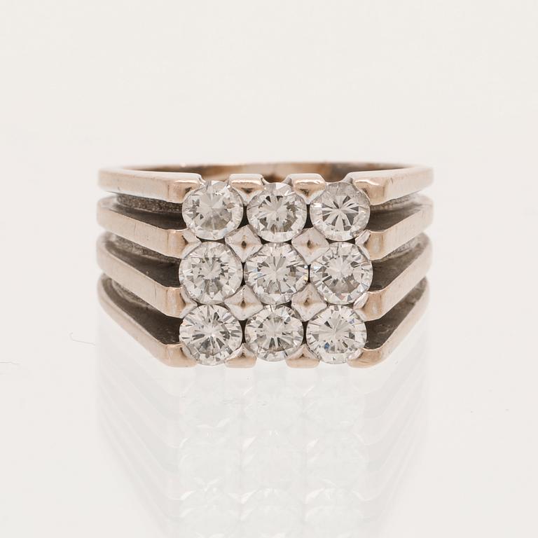 A 21K white gold ring with round briliant cut diamonds.