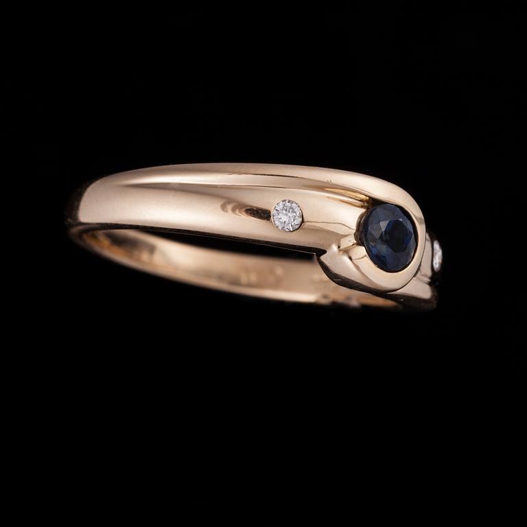 RING, 14K guld, 2 små diamanter, safir. Vikt 3,9 g.