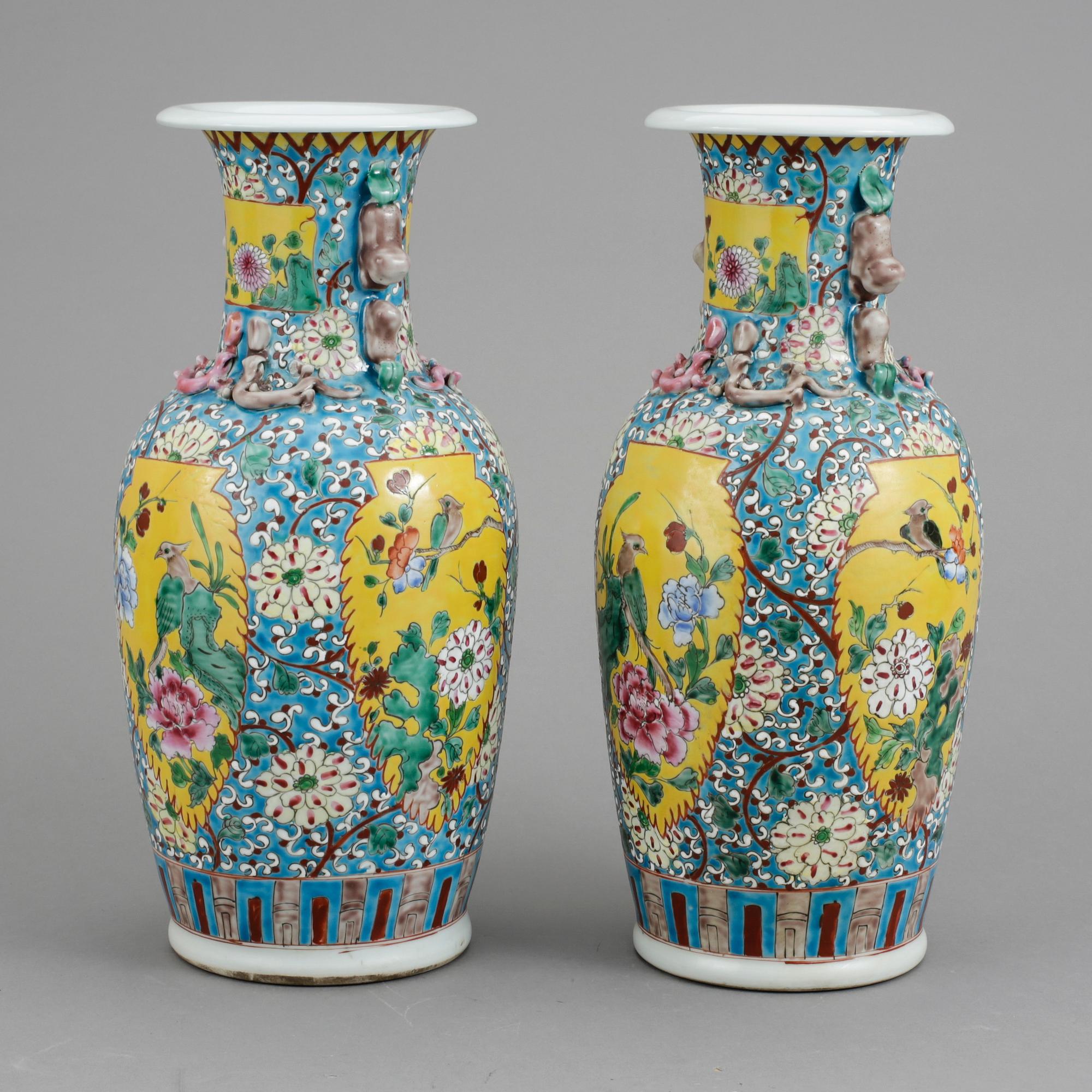 URNOR, ett par, porslin, Kina, 1900-tal.