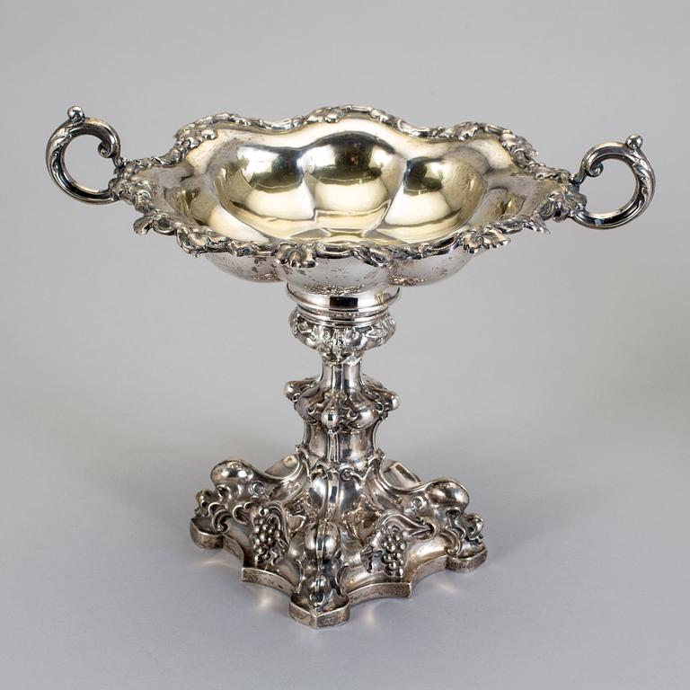 TAZZA, silver, William Lyon, Göteborg, 1856. Vikt ca 620 gram.