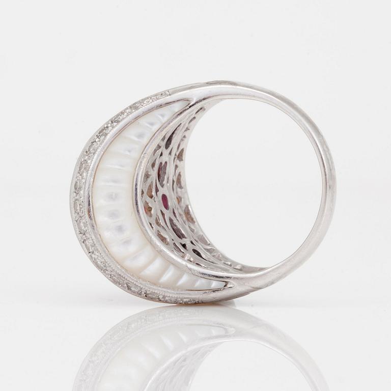 RING med oval cabochonslipad rosa turmalin, pärlemor samt briljantslipade diamanter totalt 0.71ct enligt gravyr.