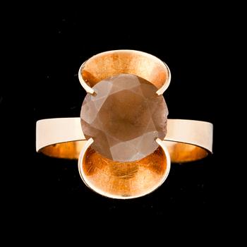 RING, guld 14K, fasettslipad rökkvarts, Elis Kauppi, Kupittaan Kulta, Åbo 1960. Vikt 4 g.