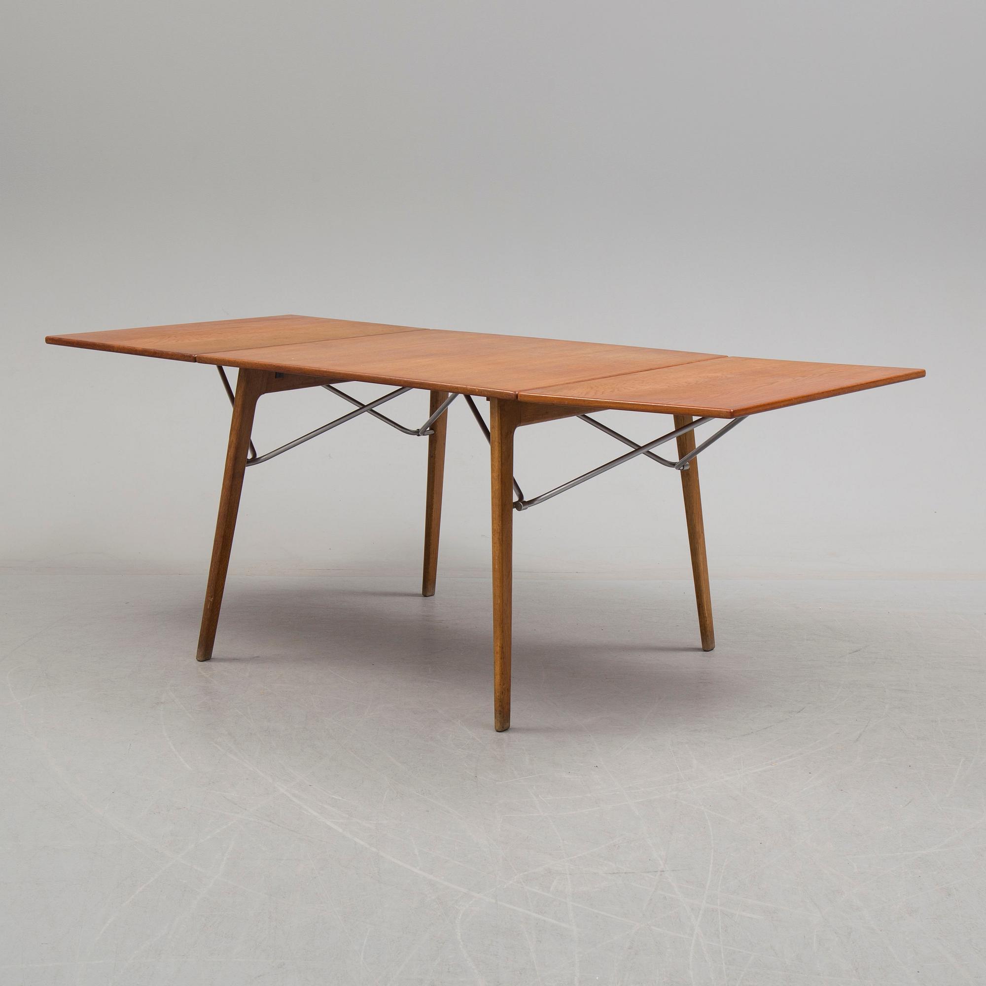 BØRGE MOGENSEN, a teak and oak dining table model 162, Søborg Møbelfabrik Denmark 1950's.