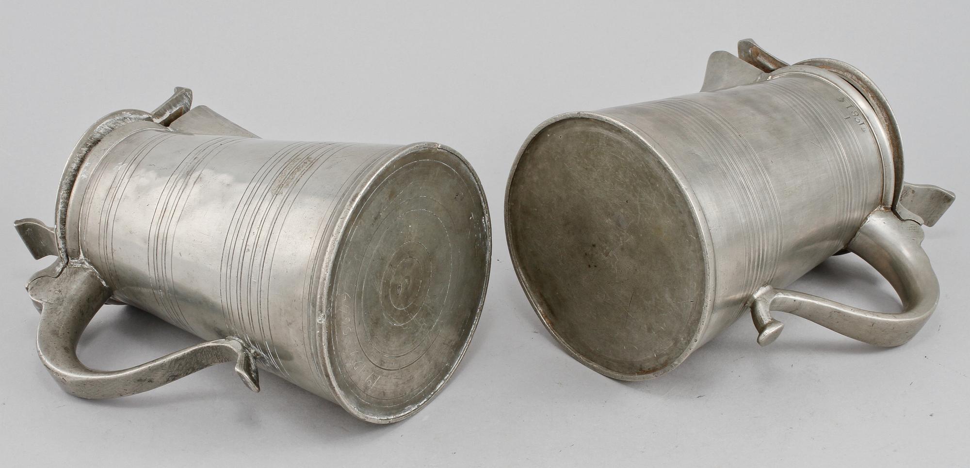 SKÄNKSTOP, 2 st, tenn, bl a Gustav Eklöf, stämplade i Vänersborg, 1815-1833.